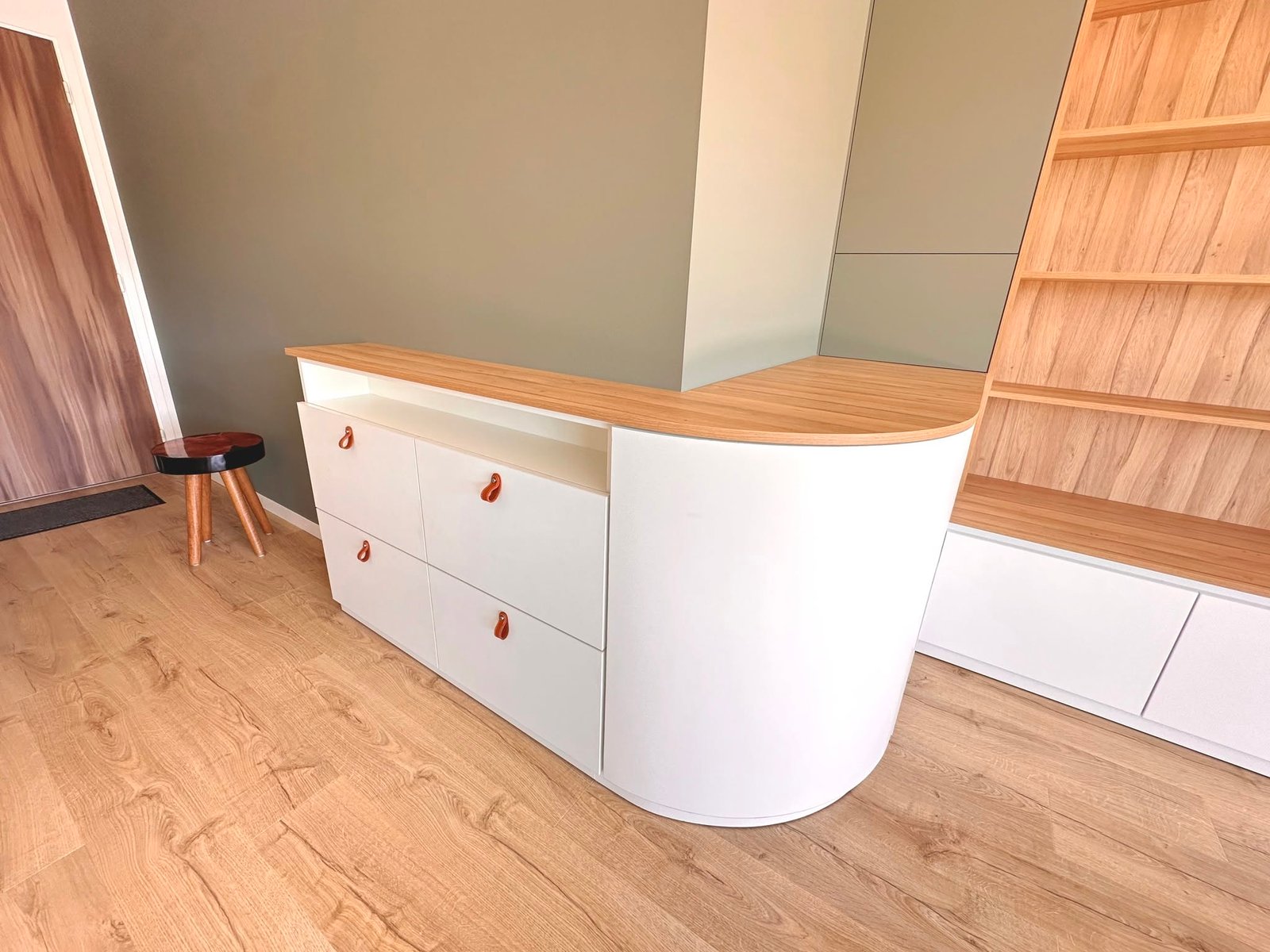 Meuble TV et bibliothèque bois sur mesure dans un salon