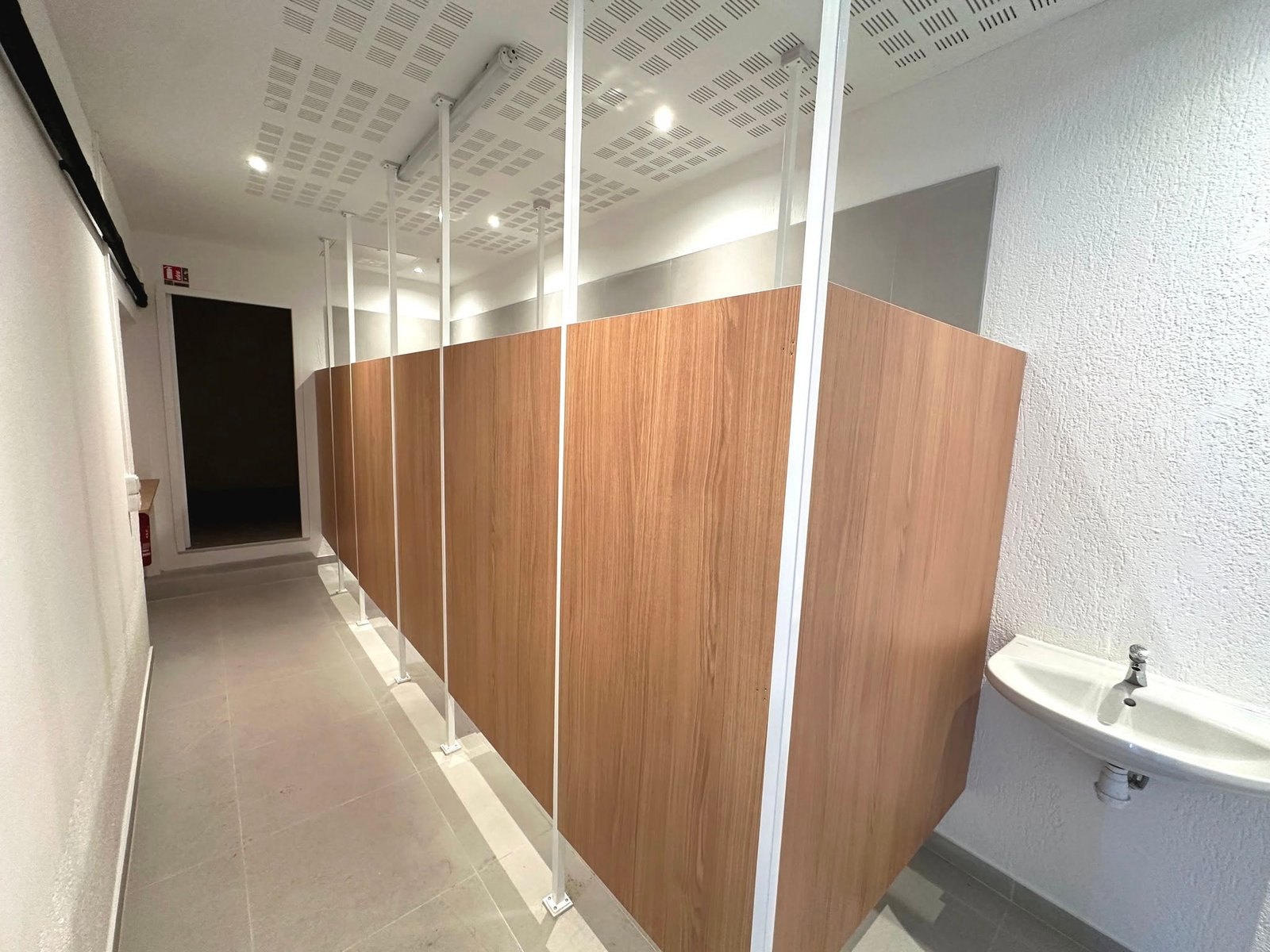 Cabines de douche et cloisons bois pour sanitaires collectifs